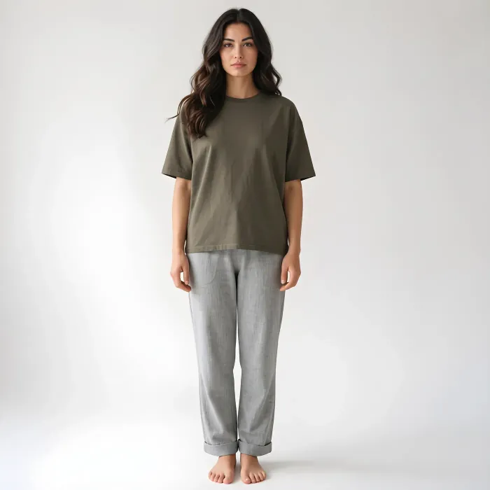 Clienta con la remera oversize puesta, ya publicada en una tienda de Jopit y con el probador activo